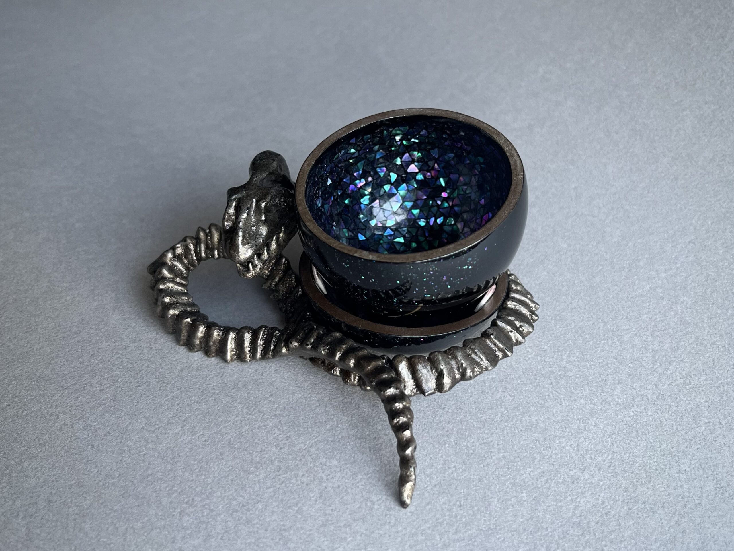 芸術学部3年の望月英里花さんが「2024伊丹国際クラフト展『酒器・酒杯