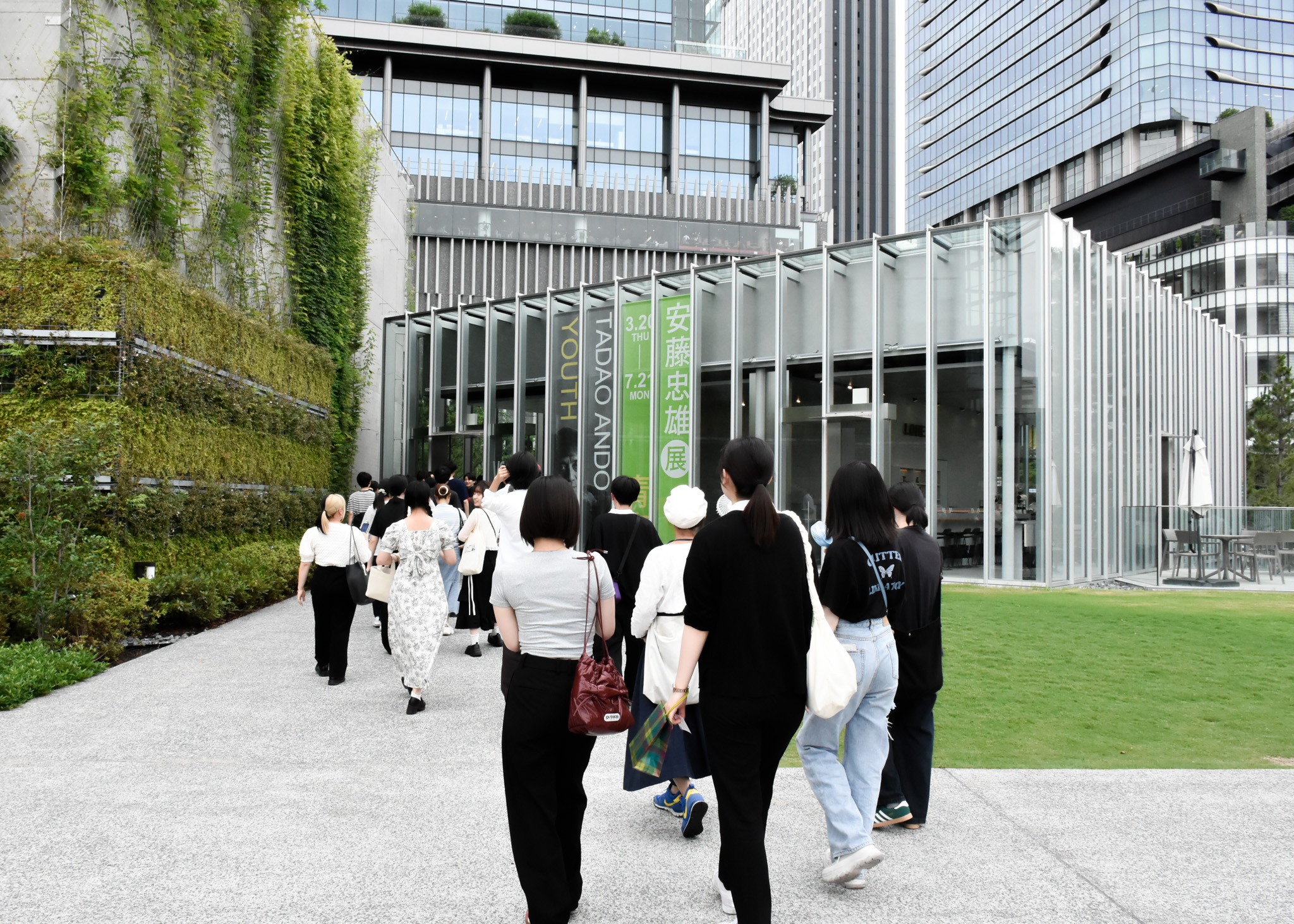 建築学部と大学院建築学研究科の学生たちが「安藤忠雄展 青春